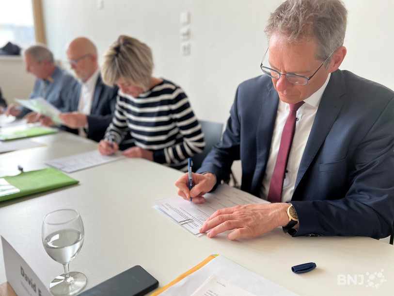 L'Etat jurassien, ici le ministre de l'environnement David Eray, les communes concernées et la société Parc éolien de la Haute Borne SA ont signé une déclaration d'intention.