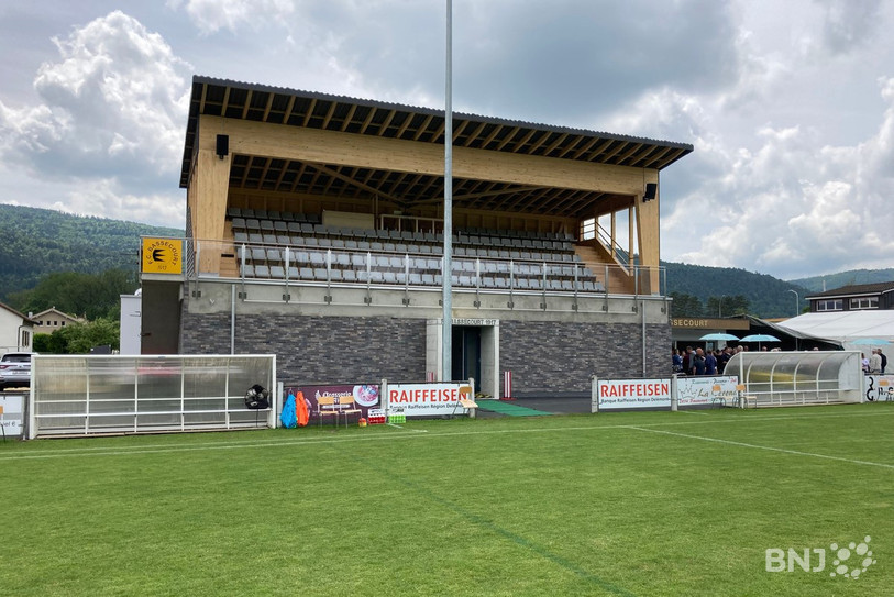 Le FC Bassecourt doit faire face à des couts supplémentaires pour sa nouvelle tribune et ses nouveaux vestiaires inaugurés en mai 2022. (Photo : archives)