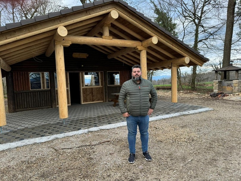 Lionel Maitre devant la cabane canadienne du Mont-Renaud. (Photo : Lionel Maitre)