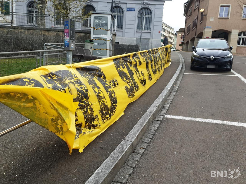Huit banderoles ont été installées par le 28 Squad dans la ville pour faire monter la sauce.