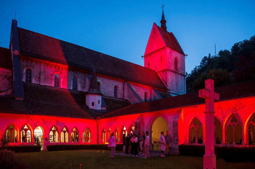 Le cloître majestueux de St-Ursanne mettra une nouvelle fois des pianistes de renom à l'honneur cet été. (Photo: Crescendo)