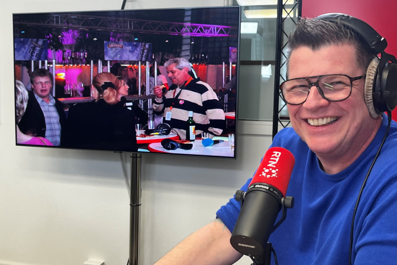 Florian Truffer, animateur sur RTN devant une photo datant de 2003 !