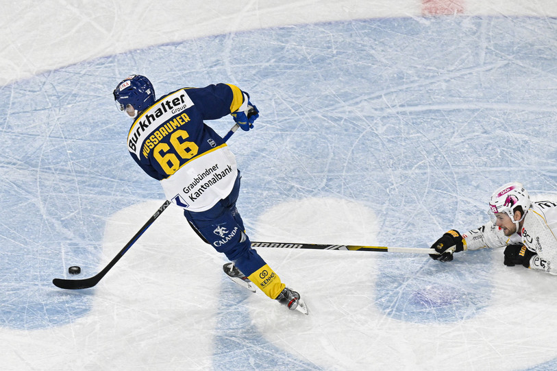 Valentin Nussbaumer a fait chuter le HC Ajoie mardi soir à Davos (photo : KEYSTONE/Gian Ehrenzeller).