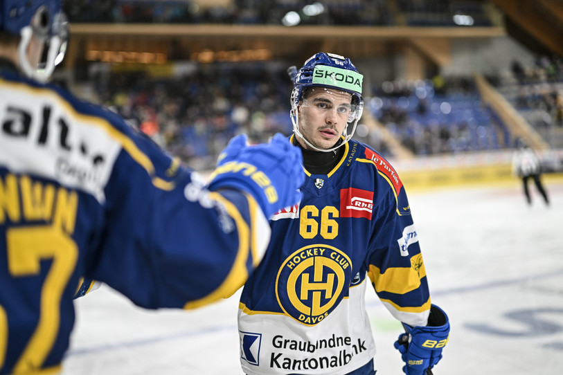 Valentin Nussbaumer a été félicité à trois reprises par ses coéquipiers mardi soir face au HC Ajoie (photo : KEYSTONE/Gian Ehrenzeller).