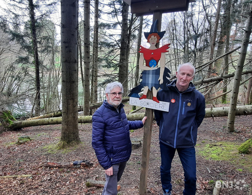 Damien Christe (à gauche) et Philippe Fleury parcourent le sentier agrémenté par des panneaux qui illustrent l'histoire du Magicien d'Oz.
