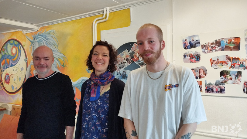 De gauche à droite : les animateurs socioculturels Yves Voirol et Laurence Surdez ains que le stagiaire pré-HES Nathan Montavon ont présenté mercredi au Noirmont les activités proposées pour les 20 ans de l'Espace Jeunes Franches-Montagnes.