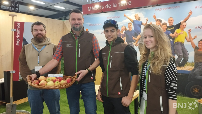De gauche à droite : Emmanuel Brandt, formateur, Sébastien Choulat, responsable formation, et les deux apprentis agriculteurs Dylan Dominé et Lise Maurer sur le stand de la FRI.