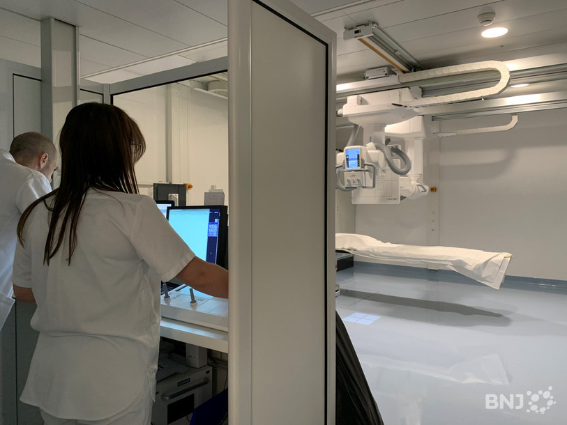 Au vu de l’évolution technologique, le parc radiologique doit être rénové tous les quinze ans à l'Hôpital du Jura