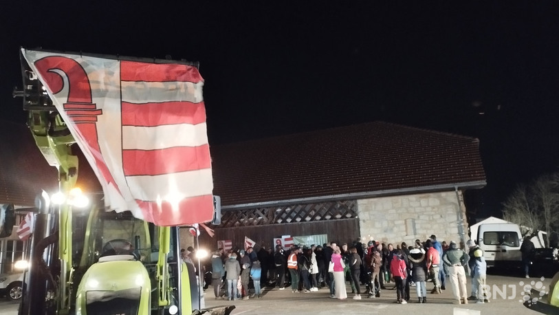 Des dizaines de personnes ont profité de la manifestation pour discuter et partager un repas pris sur le pouce aux abords de la Halle-Cantine.