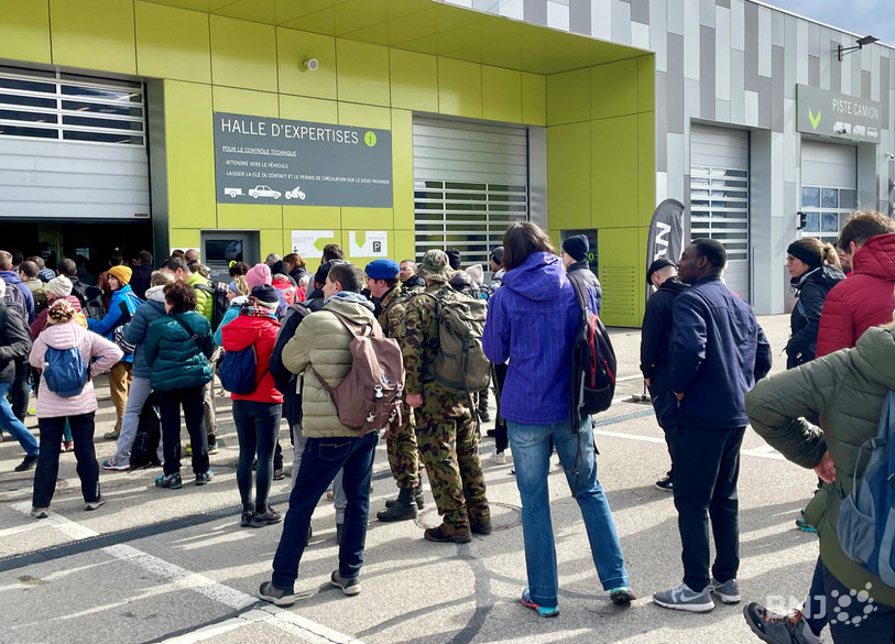 Les marcheurs ont fait une pause au SCAN à Malvilliers pour se ravitailler avant de reprendre la route direction le Château de Neuchâtel.