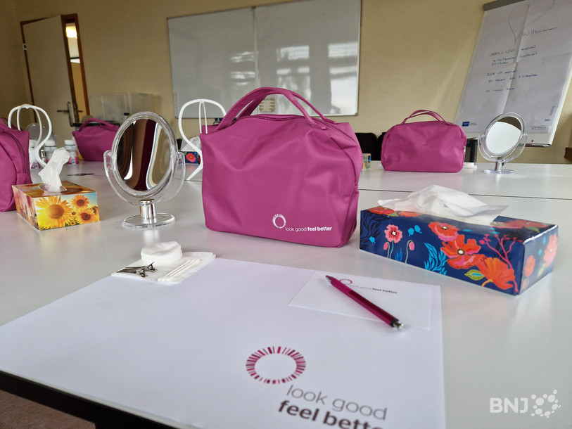 Look Feel Better organise des ateliers cosmétiques pour les femmes atteintes du cancer.