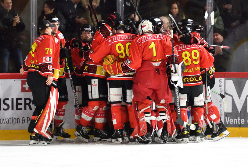 Le HC Franches-Montagnes fête sa victoire en prolongation. (Photo: Georges Henz)