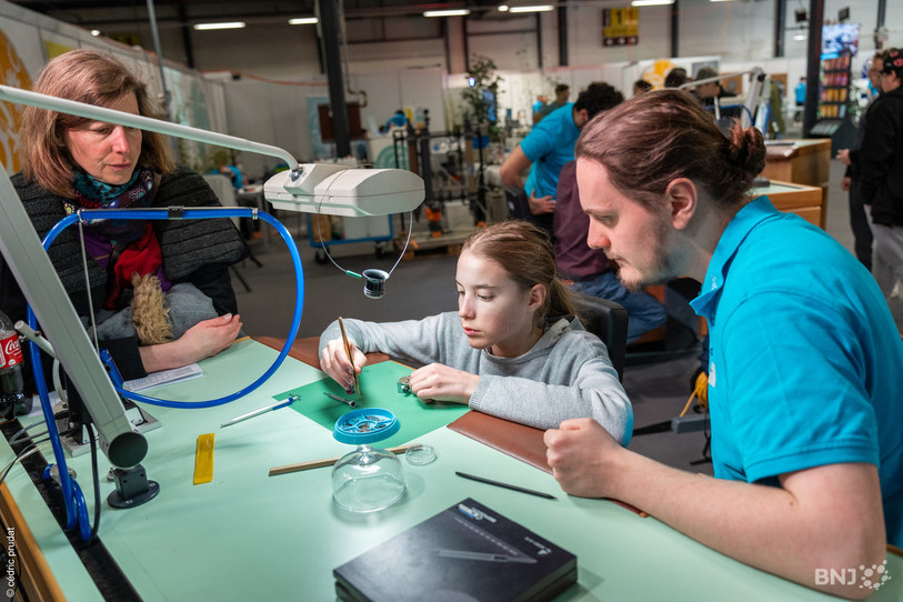 Au Salon, les écoliers peuvent tester les métiers sous les yeux de leurs parents et de professionnels. (photo : Cédric Prudat)
