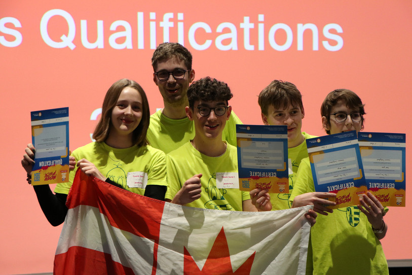 Le Team Jura 1 s'est qualifié pour les joutes européennes. De gauche à droite : Ganaelle Mundwiler, Daniel Renaud (coach), Anaël Vallat,
Josquin Martignier et Thibault Berthold. (Photo : Robots-JU)