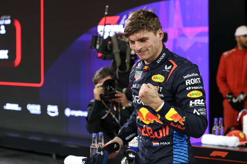 Max Verstappen célèbre sa victoire, après avoir remporté les qualifications du Grand Prix de Bahreïn, à Sakhir, le 1er mars. (Photo : EPA/Keystone/Ali Haider)