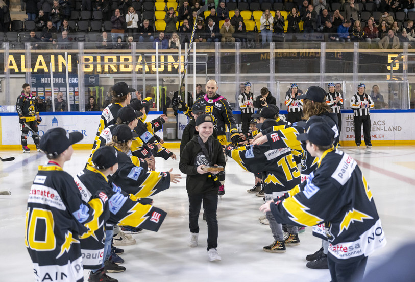 Le HC Ajoie a organisé une cérémonie pour rendre hommage à son défenseur Alain Birbaum qui mettra un terme à sa riche carrière à la fin de la saison (photo : Keystone/Georgios Kefalas).