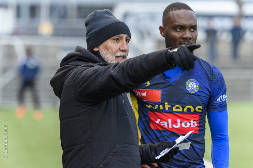 Daniele Marzo a d'abord été l'adjoint de Pascal Oppliger au FCC, comme ici en mars 2024, avant de rejoindre les inters A, puis retrouver la première équipe cet hiver. (Photo d'archives : Bertrand Pfaff)