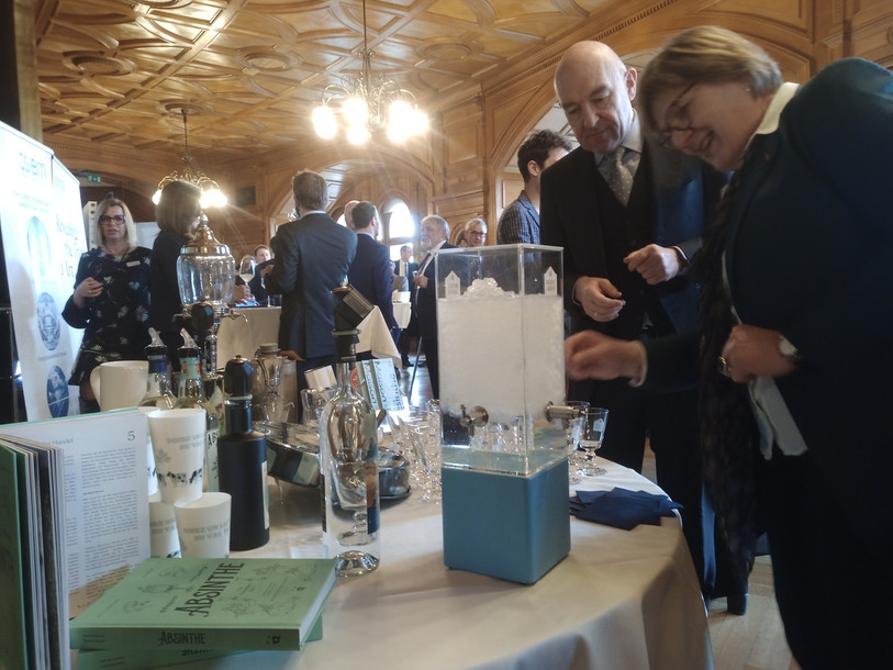 Produits du terroir, viticulture, horlogerie et innovation. Le Palais fédéral a pris des couleurs neuchâteloises cet après-midi. 
