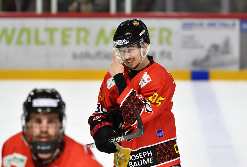 Les deux assists et le but d'Arnaud Schnegg n'ont pas permis au HCFM d'éviter la défaite. (Photo archives : Georges Henz).