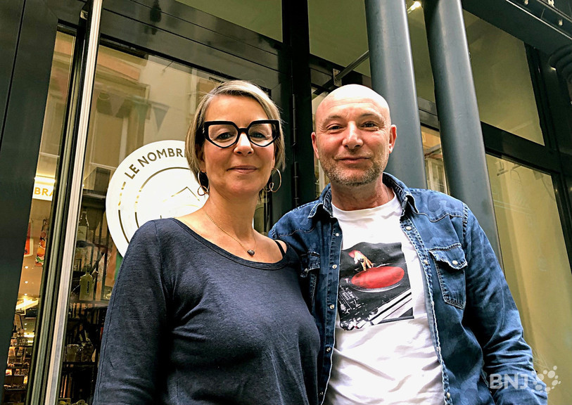 Stefanie et Giulio Antelmi devant la vitrine de leur boutique.