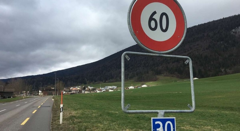 Le panneau à l'entrée du village de Cortébert. (Photo d'archive : Sébastien Goetschmann).