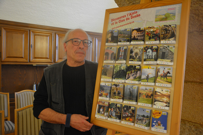 Le Syndicat d’initiative régional d’Ajoie et du Clos du Doubs (SIRAC) a fait le point sur ses activités ce jeudi. Ici, le président du SIRAC Eric Gigandet pose avec les 25 fiches thématiques d'information.