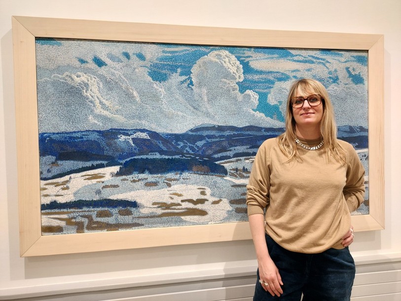 Jill Gasparina devant la peinture « Temps de Mars », à l'origine du nom de l'exposition. 