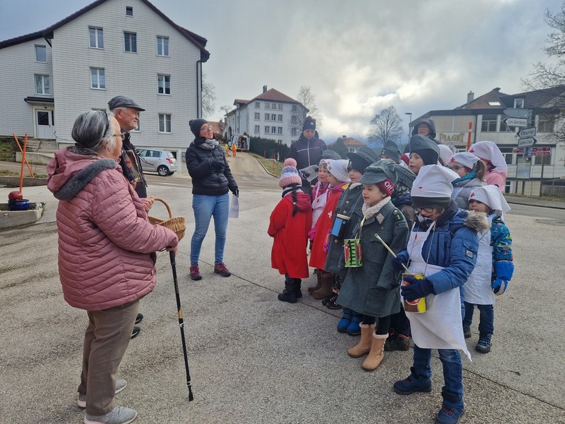 Déguisés en soldats, en infirmiers ou en « Suisses », les enfants niquelets récoltent ainsi de l’argent pour des activités extra-scolaires.