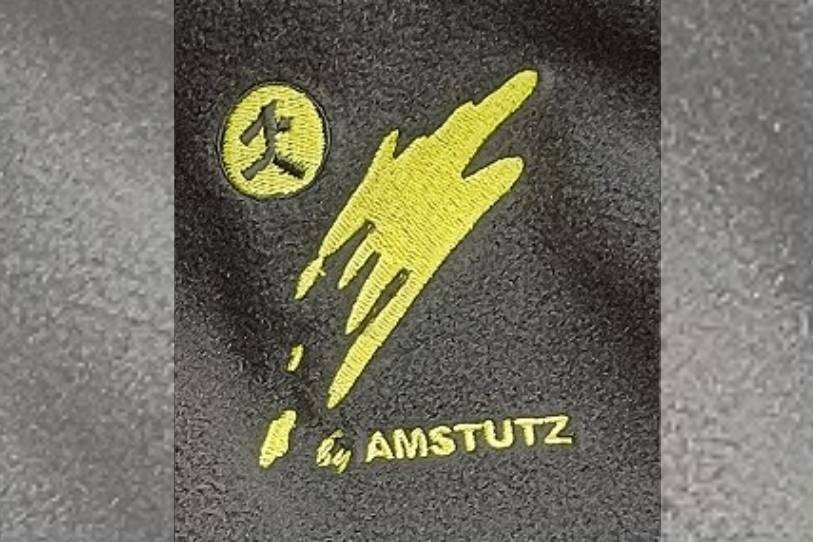 La victime portait une veste polaire dotée d'un logo « Amstutz ». (Photo : Police cantonale jurassienne)