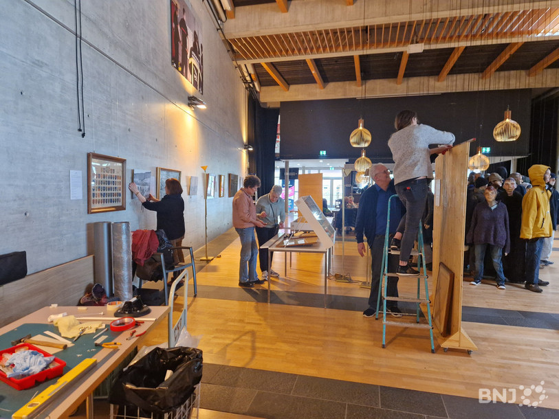 Une partie de l'équipe de la commission culturelle de Val-de-Travers, lors du montage de l'exposition.