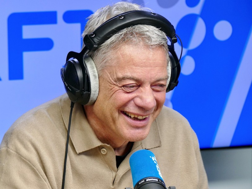 Olivier Burri éclate de rire à l’écoute de certains sons d’archives.