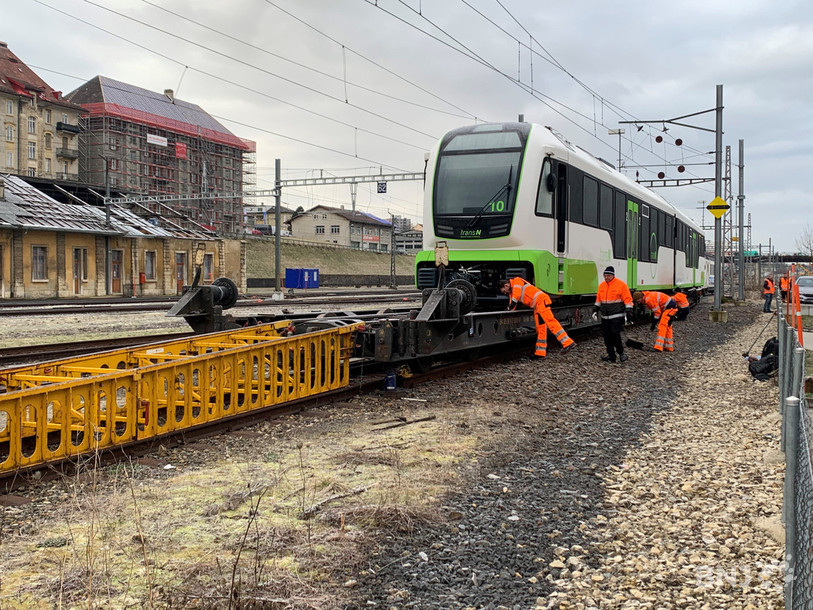 La nouvelle rame de TransN, appelée à desservir la ligne entre La Chaux-de-Fonds et les Ponts-de-Martel, a été transbordée lundi matin du train sur lequel elle était arrivée en provenance d'Erlen (TG).