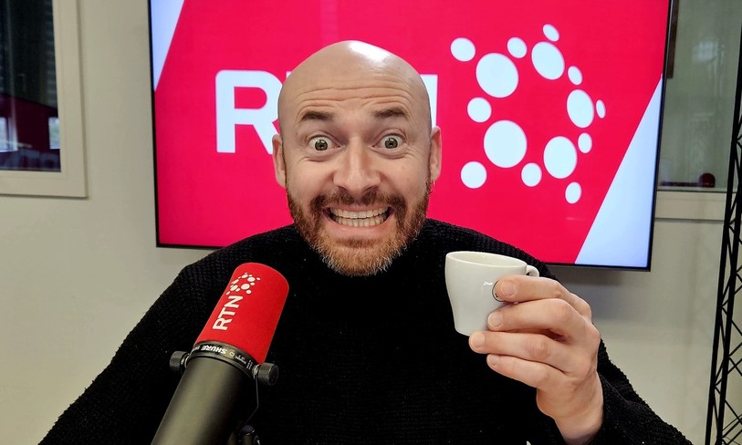David Charles avec son café, dans La Matinale.