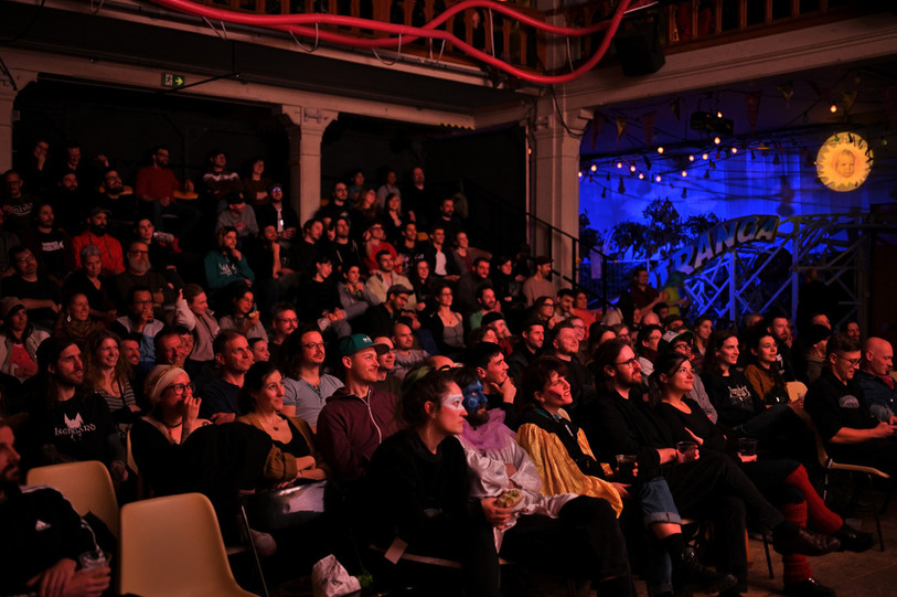Les décorations, mises aux enchères après la fin du festival, permettront de se plonger dans l'univers des extraterrestres. (Photo : Alexandre Dell'Olivio)