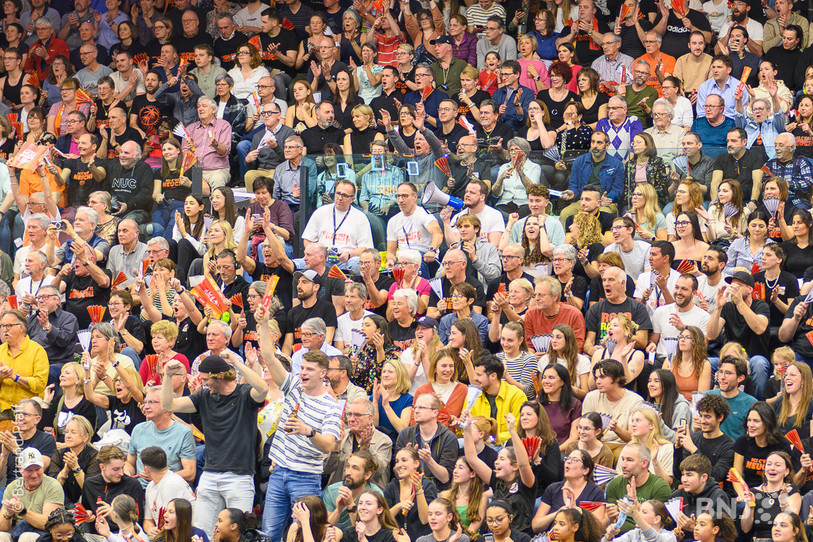 Le public a répondu présent et a vibré mercredi soir pour le match aller de finale de la CEV Cup du NUC. (photo : Bertrand Pfaff)
