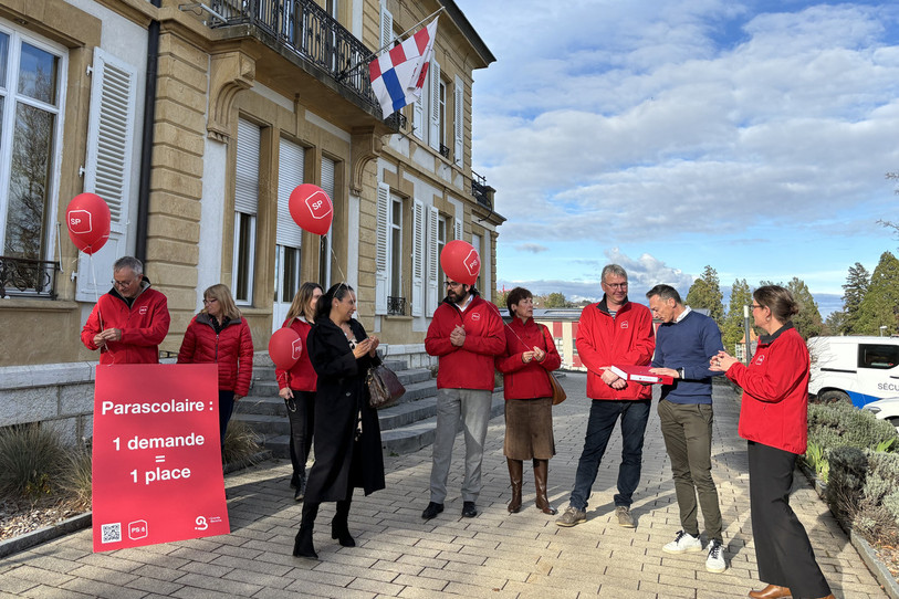 Dépôt des signatures de l’initiative du Parti Socialiste de La Grande Béroche, auprès de la Chancellerie. (Photo : PS La Grande Béroche)