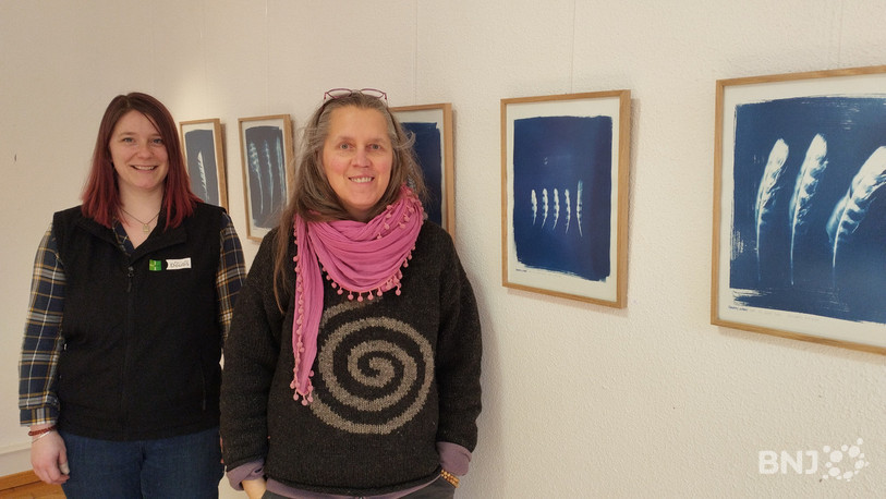 De gauche à droite : La responsable du Centre Nature Les Cerlatez Delphine Devenoges et l'artiste Nicole Grédy ont présenté ce jeudi les deux nouvelles expositions.