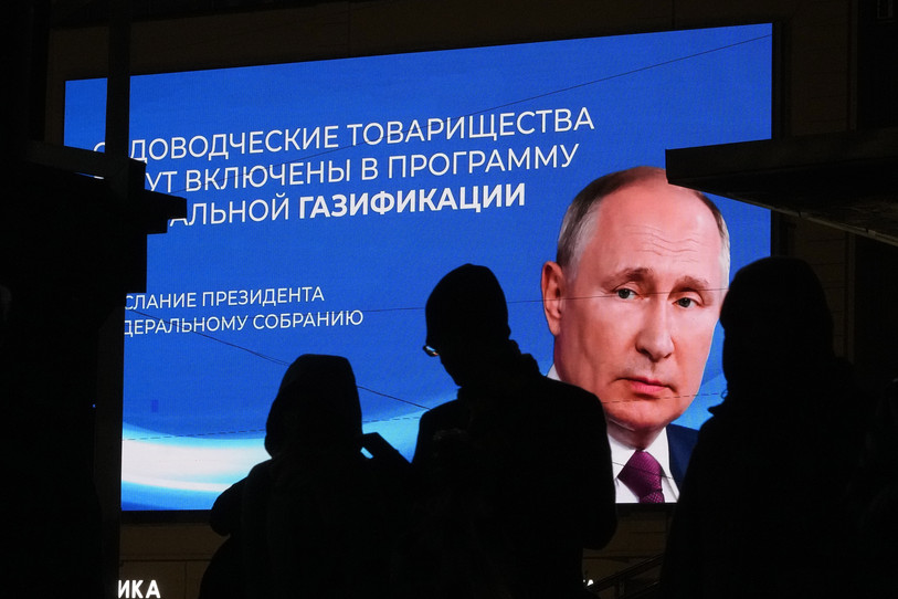 Les Russes ont commencé à se rendre aux urnes vendredi pour la présidentielle qui doit reconduire Vladimir Poutine pour un nouveau mandat sans opposition. (Photo : AP/Keystone/Dmitri Lovetsky)