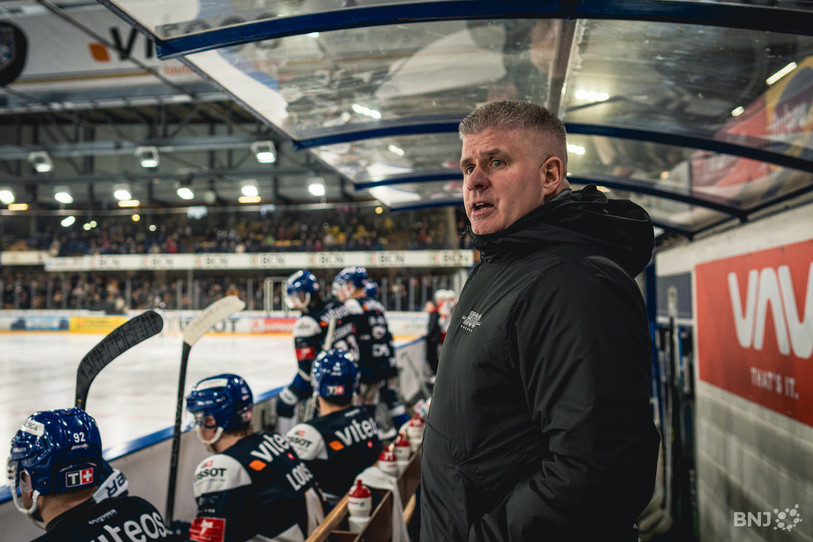 Louis Matte, l’entraineur du HC La Chaux-de-Fonds, les yeux rivés sur le jeu.