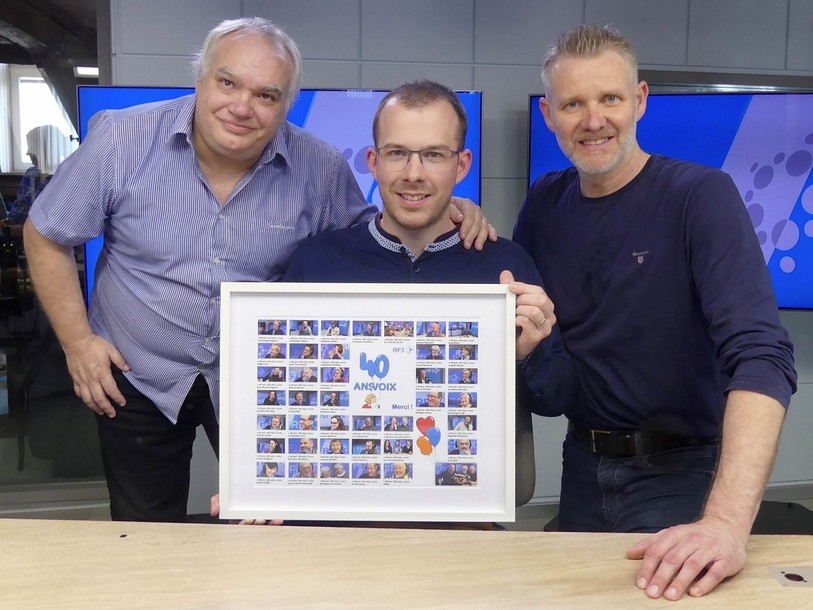Jean-Michel Probst et Jean-François Kohler entourent Cyprien Lovis, porteur du projet qui a reçu en direct un cadre souvenir offert par ses collègues.