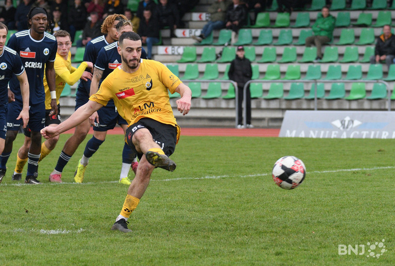 Sofiane Achour a transformé son pénalty dans le temps additionnel de la rencontre contre Carouge. (Photo : Georges Henz).