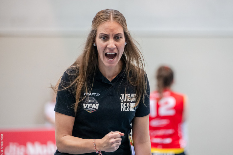 Le Volleyball Franches-Montagnes et son entraîneure Melanie Cina ont parfaitement lancé leur nouvelle saison en Ligue A. (Photo : archives Jonathan Vallat).