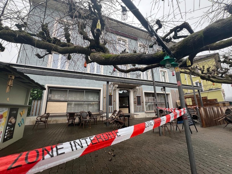 L'Hôtel de la gare à Porrentruy, saccagé dans la nuit de samedi à dimanche par un forcené, est fermé jusqu'à la remise en état des lieux.