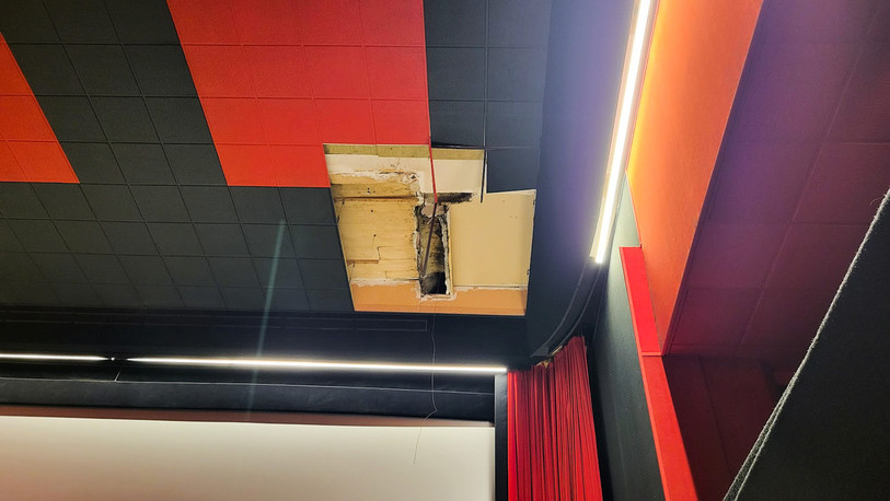 Une photo des dégâts au plafond du cinéma Plaza (© Ville de La Chaux-de-Fonds – C. Mirabile).