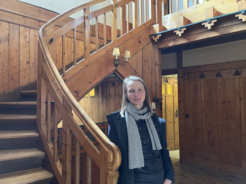 La présidente de l’Association Villa Fallet, Marie Gaitzsch, dans le hall d’entrée de la Villa Fallet.