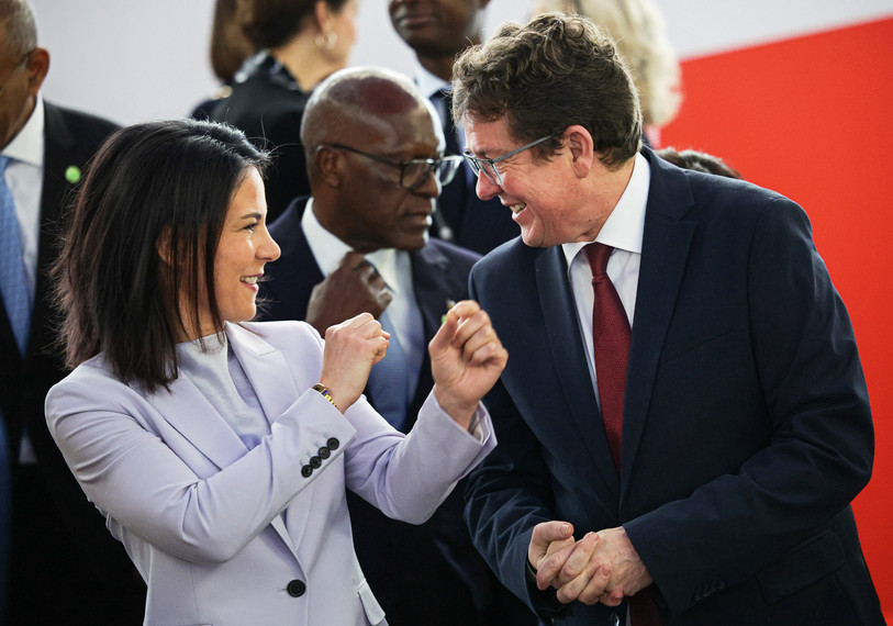 Annalena Baerbock, ministre allemande des Affaires étrangères, et Albert Rösti, conseiller fédéral en charge des transports, de l'environnement, de l'énergie et de la communication au Berlin Energy Transition Dialogue. (Photo : Hannes P. Albert/DPA)