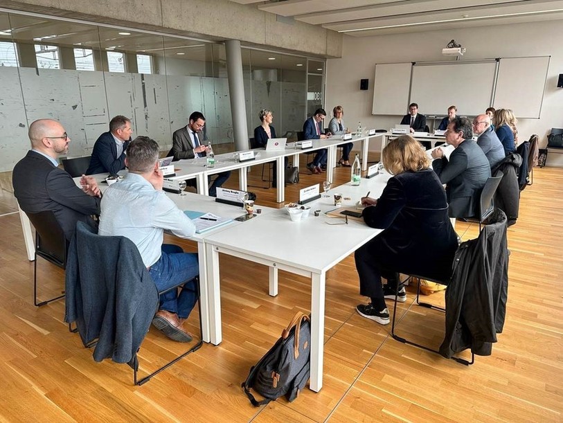 Le gouvernement a reçu ce mardi à Delémont le président de la Collectivité ainsi que des conseillers d’Alsace des territoires frontaliers. (Photo : RCJU)