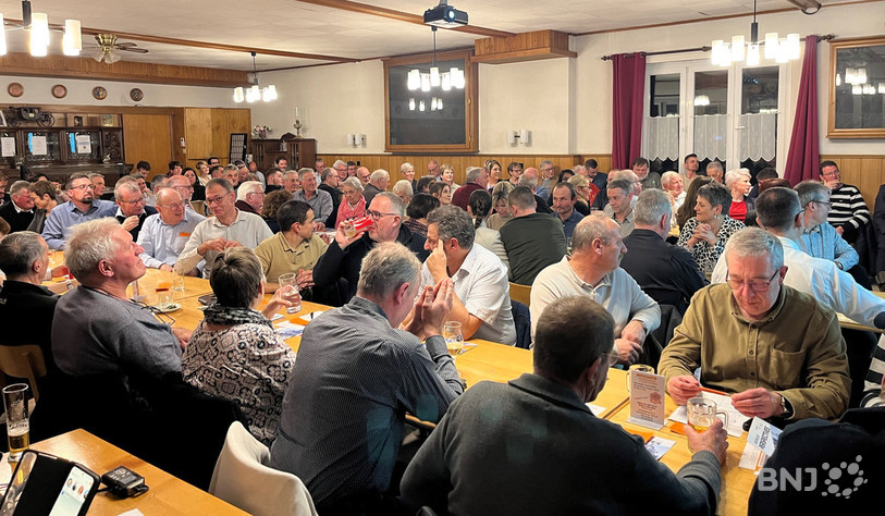 Le Café de la Poste a fait salle comble mardi soir pour l'élection du nouveau président du Centre Jura.