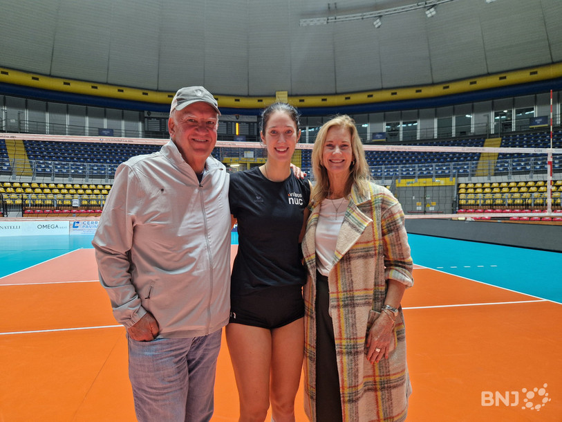 Jasmine Gross, entourée de ses parents Susie et Jim, lors du premier entrainement du NUC à Turin.