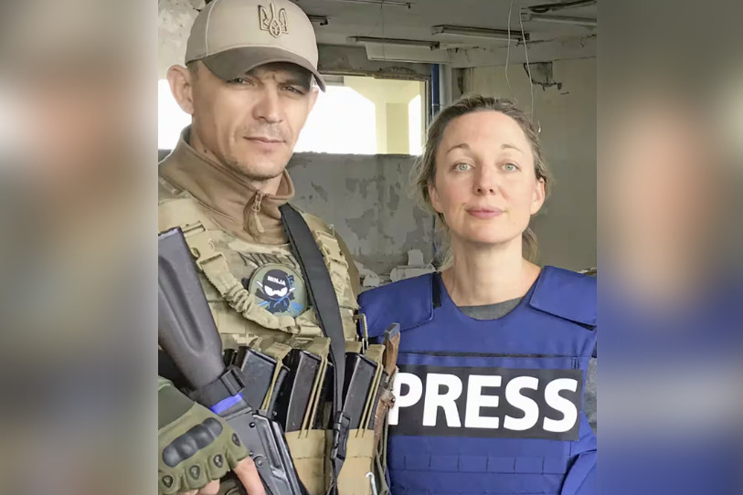 Maurine Mercier accompagnée d'un soldat ukrainien lors d'un reportage pour la RTS. (Photo : Maurine Mercier)